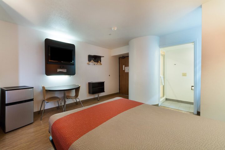 Room 17 of 38