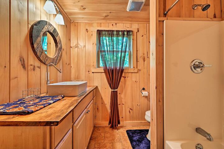 Private Chester Home w / Deck Mins to Skiing!