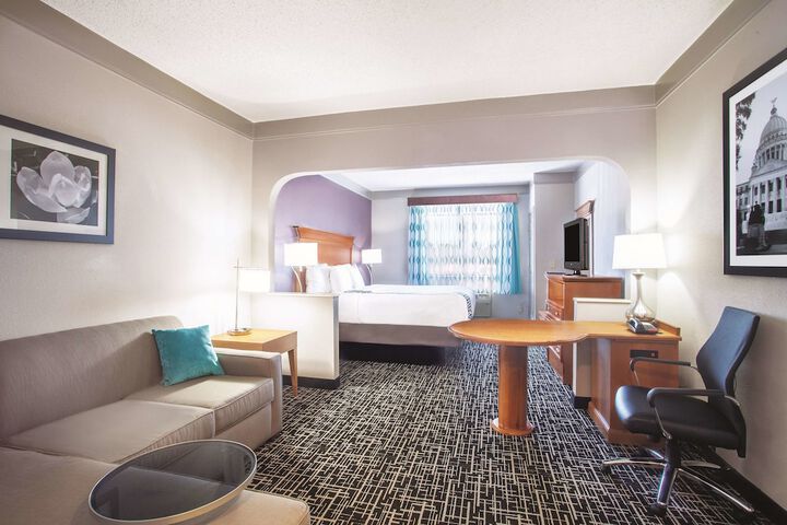 La Quinta Inn & Suites by Wyndham Jackson Airport / Pearl