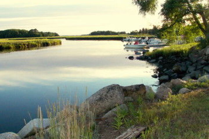 Sheas Riverside Inn & Motel