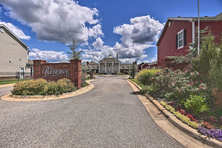 Walk to Lake: Family Gem w / Pool Access in Afton