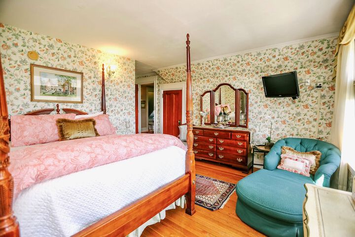 Room 102 of 275