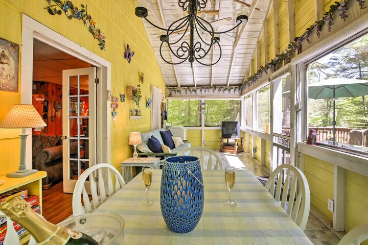 Pet-friendly Cabin w / Fire Pit BBQ & Great Deck!