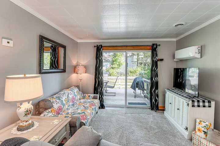 Wayland Retreat w / Deck: Walk to Downtown!