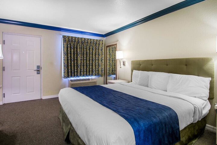 Room 22 of 38
