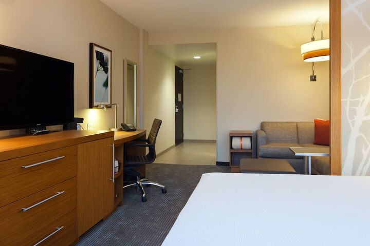Room 17 of 38