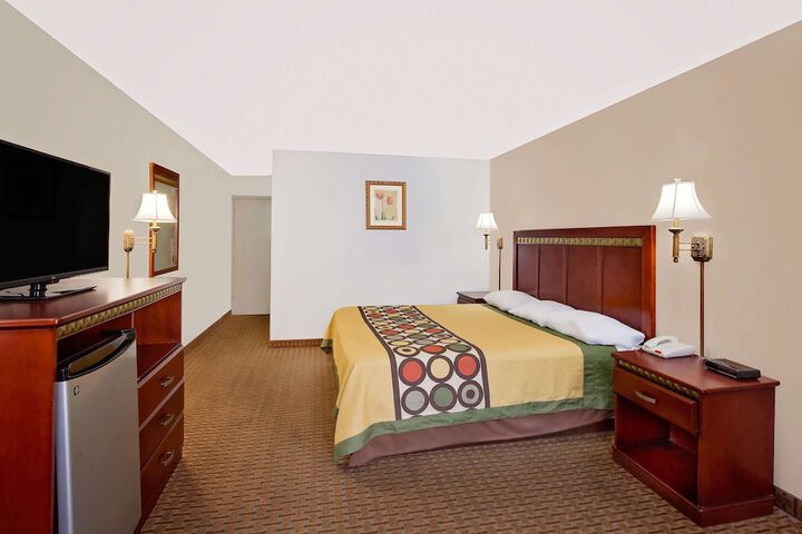 Super 8 by Wyndham Plainview