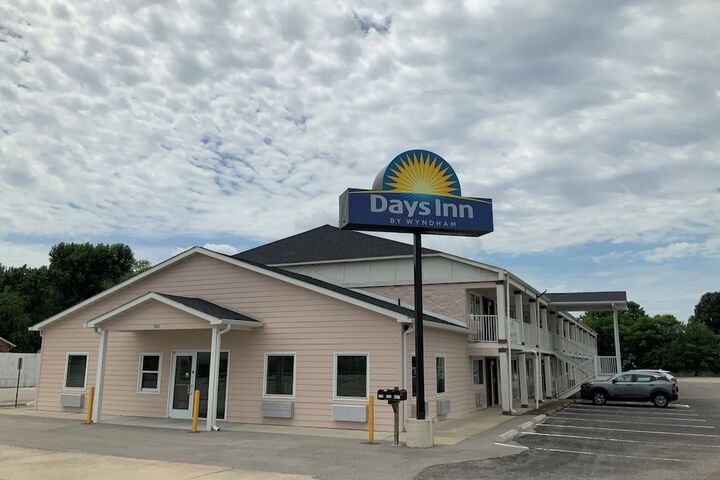 Days Inn by Wyndham Troy IL