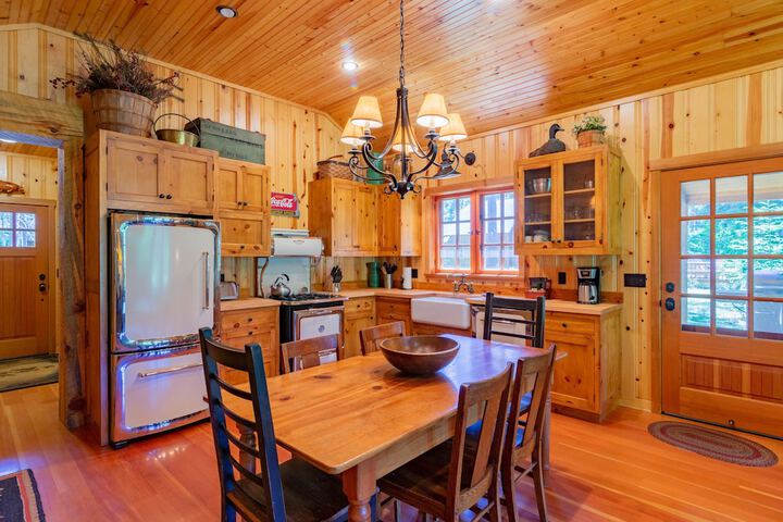 Lake Creek Lodge