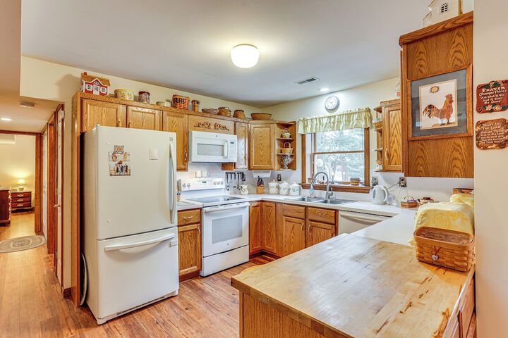 Charming Apartment w / Yard & Beautiful Gardens!