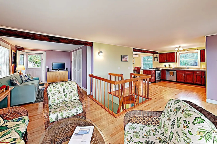 New Listing! Serene East End : Steps To Sand 3 Bedroom Condo