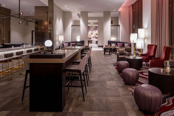 Lounge 50 of 53