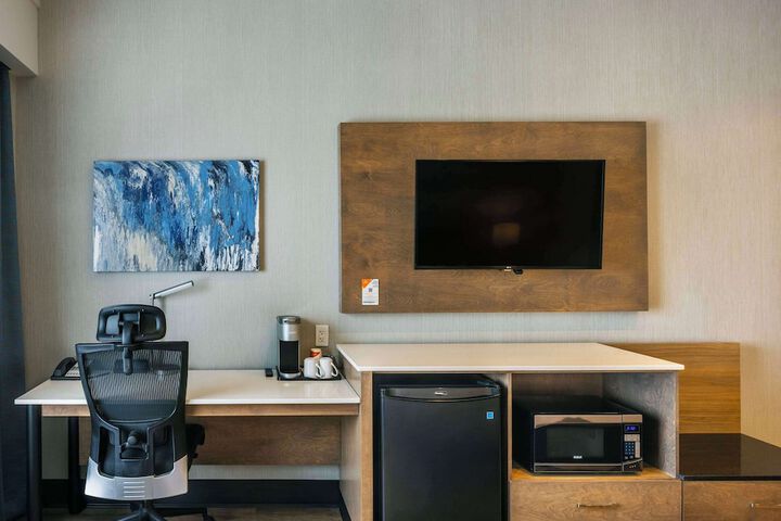 Room 33 of 60