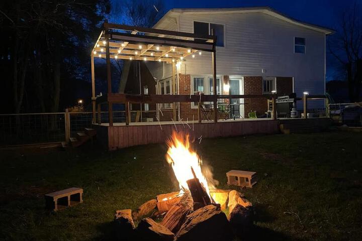 Charming 4 bedroom farmhouse with large backyard for entertaining