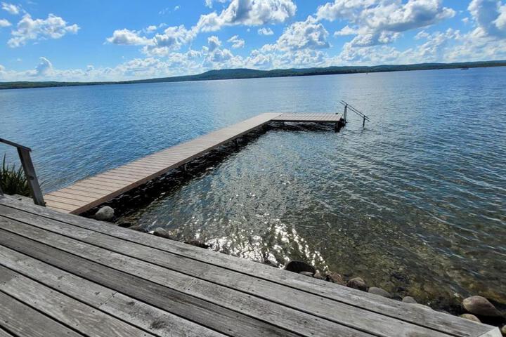 Sandbar Cedar Cottage on Lake Leelanau
