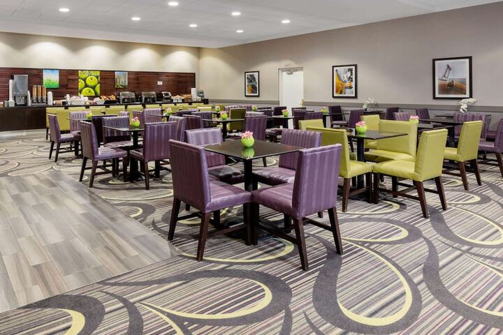 La Quinta Inn & Suites by Wyndham Clifton / Rutherford