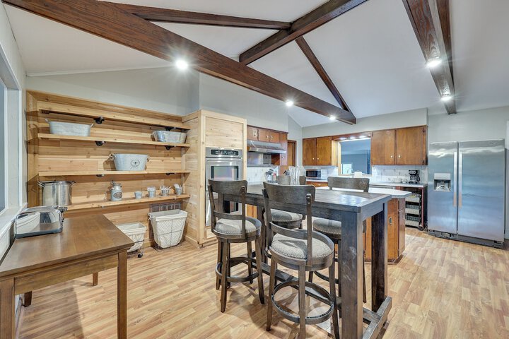 Spacious Hot Springs Lakehouse on Lake Hamilton!