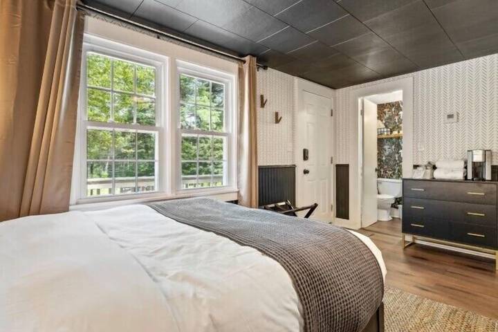 The Aurora Inn & Cottages