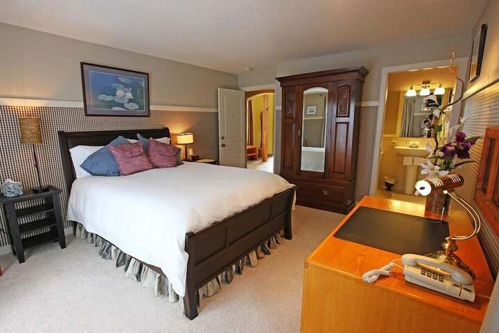 Room 10 of 13