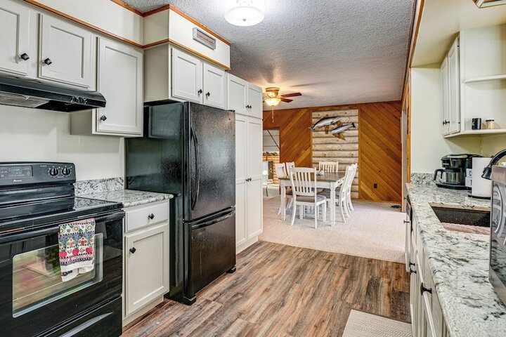Cozy Cass City Retreat w / Spacious Deck!