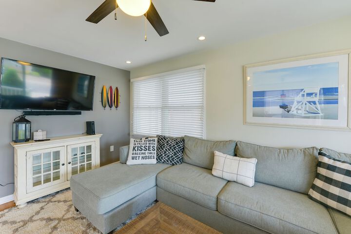 Avalon Vacation Rental w / Porch & Grill!