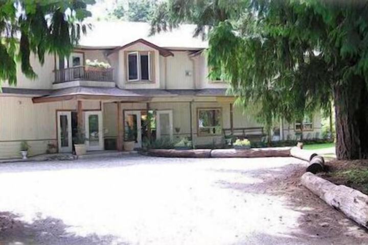 Cedar Wood Lodge B & B