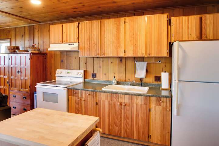 Charming Lakefront Cabin w / Deck & Fire Pit!