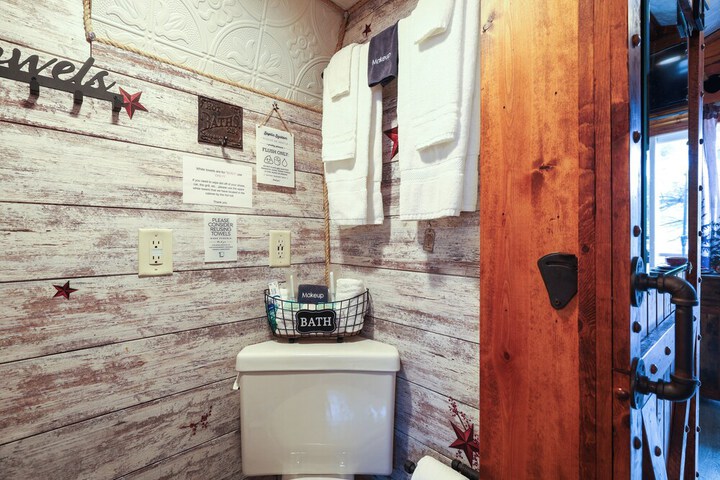 Tiny Cabin w / Outdoor Dining Area - Near Keystone!