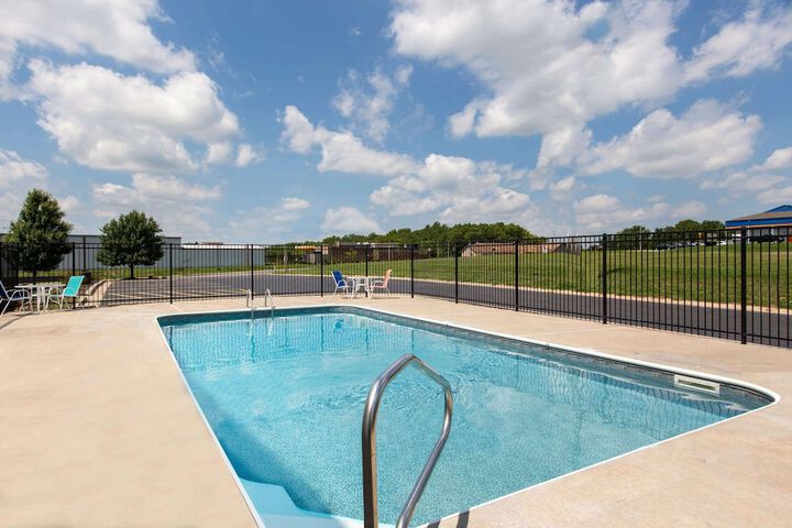 La Quinta Inn & Suites by Wyndham Blue Springs