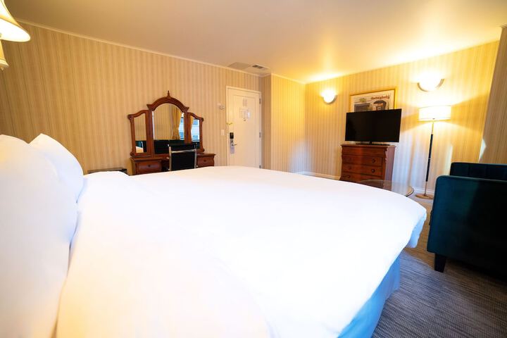 Room 33 of 83