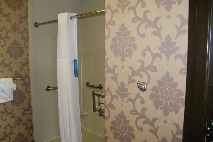 Room 33 of 46