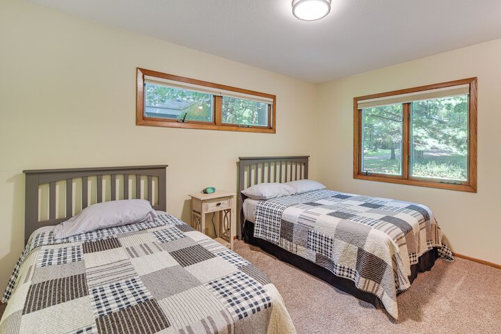 Spacious Luxury Cabin w / Deck & Dock on Bone Lake