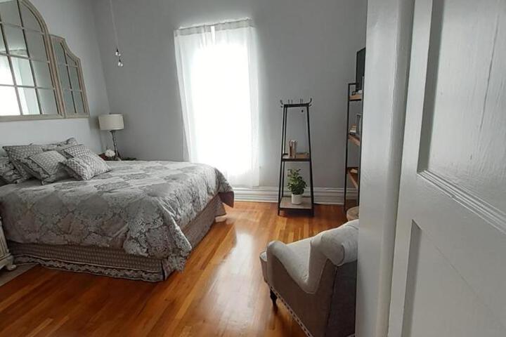 Queens Chamber w King Heavenly Bed at Nottingham Place in Wise