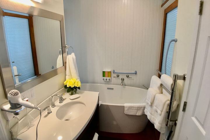 Camden Riverhouse Hotel