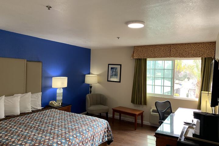 Room 4 of 40
