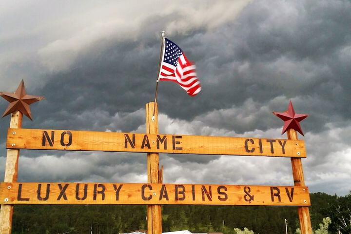 No Name City Luxury Cabins & RV
