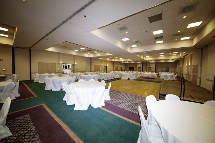 Ballroom/Hall 29 of 30
