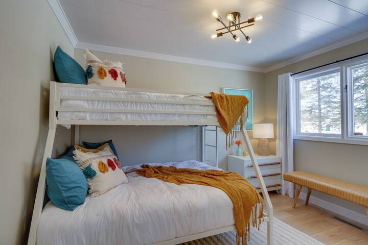 Home Rental on Detroit Lake: Dock Game Room!