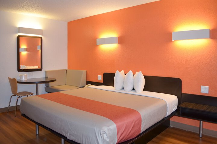 Room 6 of 11