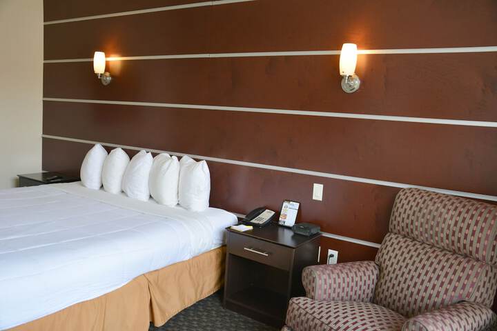 Days Inn & Suites by Wyndham Milwaukee
