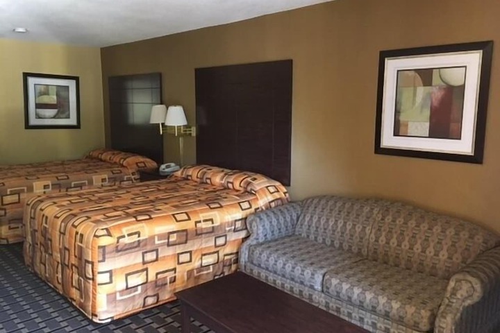 Room 4 of 8