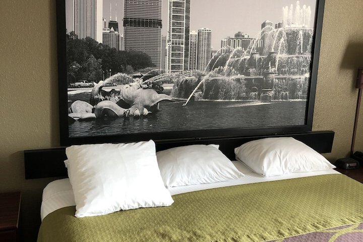 Super 8 by Wyndham Aurora / Naperville Area