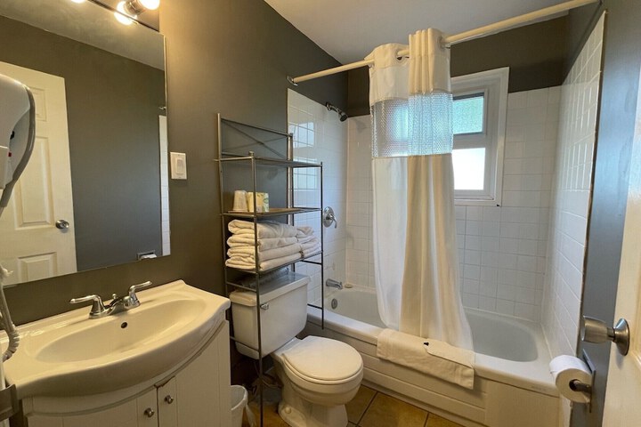 Room 6 of 25