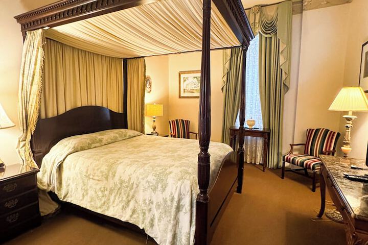 Room 15 of 142