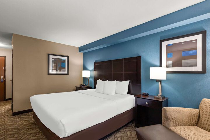 Room 32 of 46