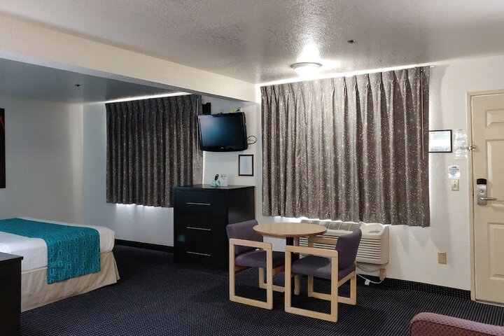 Howard Johnson by Wyndham Holbrook