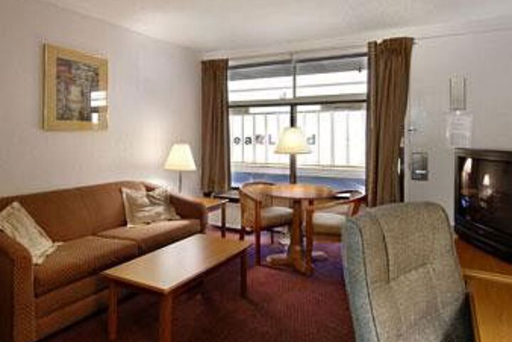 HOWARD JOHNSON INN & SUITES CO