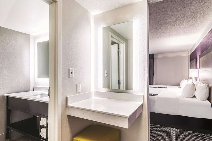 La Quinta Inn & Suites by Wyndham Cincinnati Sharonville