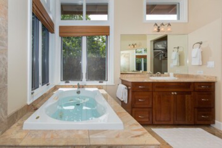 Pineapple Hale - Four Bedroom Home
