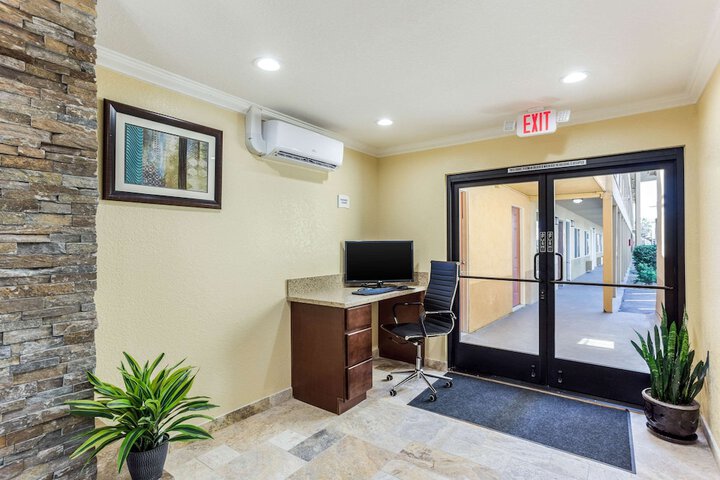 Business Center 74 of 75